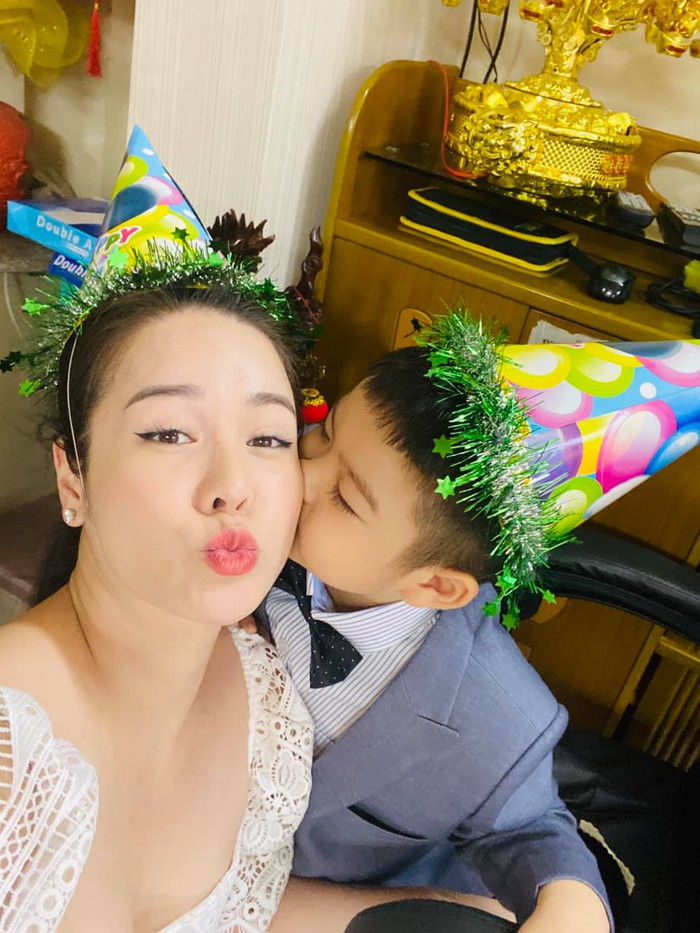 Nhật Kim Anh đăng ảnh mừng sinh nhật bên con trai
