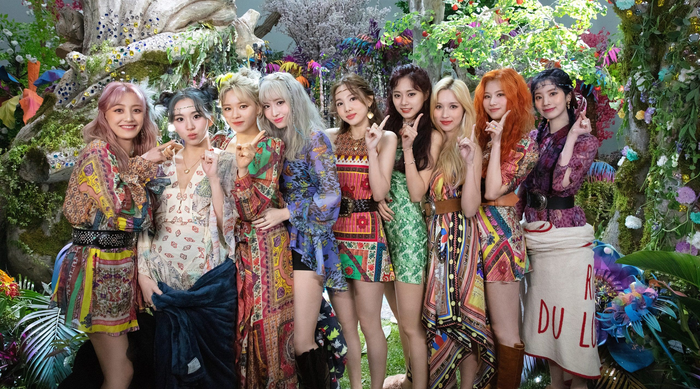 Knet cho rằng màn comeback More & More của Twice gặp không ít lùm xùm.