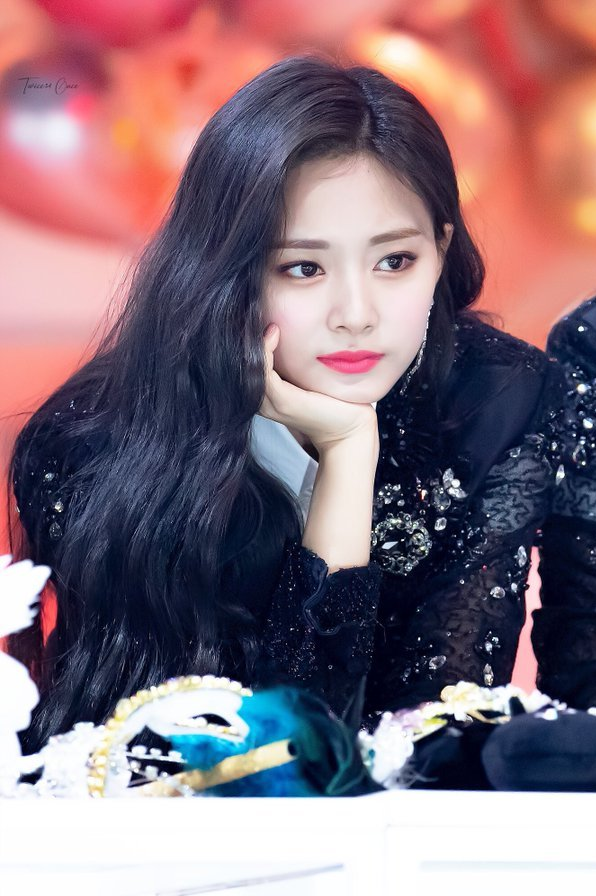 một chi tiết nhỏ về ca khúc mới của Twice được Tzuyu hé lộ trở thành tâm điểm chú ý của fan và cư dân mạng Hàn Quốc. 