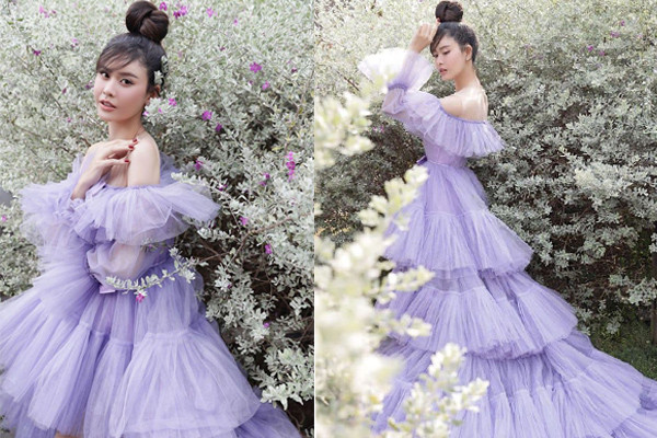 Trương Quỳnh Anh cũng sở hữu cho mình một bộ hình đẹp đến nao lòng với sắc tím pastel trendy. Cùng với váy xếp tầng bồng bềnh, nữ ca sĩ khéo léo búi tóc gọn gàng và không kết hợp quá nhiều phụ kiện. Thành quả chính là những bức hình đẹp tựa nàng thơ bên khung cảnh cây cối cực lãng mạn.