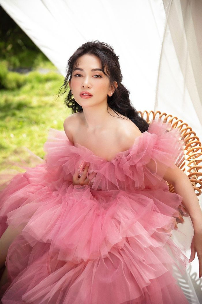 Là tín đồ của màu hồng, Sĩ Thanh cũng mê mẩn những chiếc váy bồng xòe xếp tầng lộng lẫy như công chúa phủ tông màu này. Diện thiết kế này, trông Sĩ Thanh chẳng khác gì một nàng công chúa xinh đẹp, mong manh.