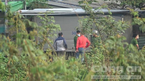 Công an có mặt tại hiện trường điều tra làm rõ vụ việc. Ảnh: báo CA TPHCM