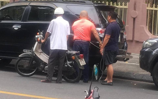 Thấy cụ ông nặng nhọc đẩy chiếc xe máy cũ rích trên đường, 2 người đàn ông đi ô tô có hành động khiến nhiều người ấm lòng Ảnh 2