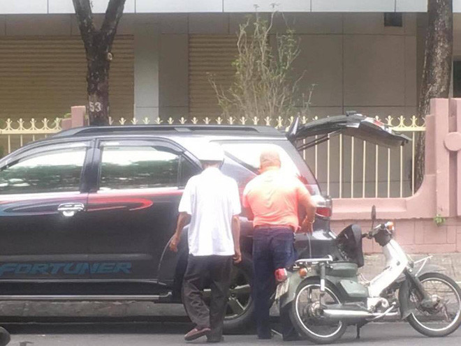 Giữa cụ ông và 2 người đàn ông này hoàn toàn là những người xa lạ. 