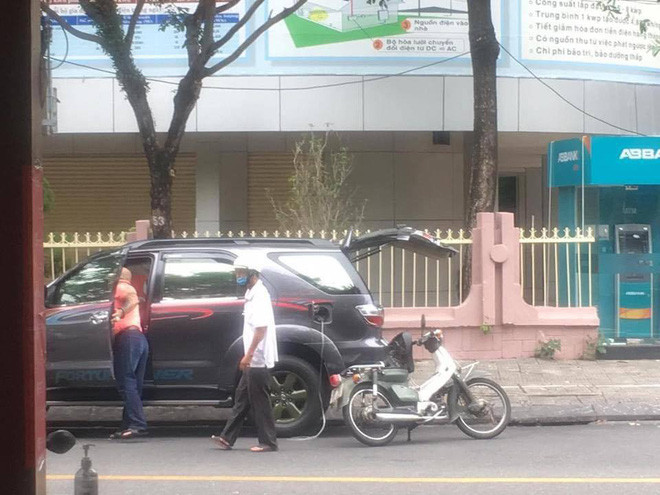 Thấy cụ ông nặng nhọc đẩy chiếc xe máy cũ rích trên đường, 2 người đàn ông đi ô tô có hành động khiến nhiều người ấm lòng Ảnh 4