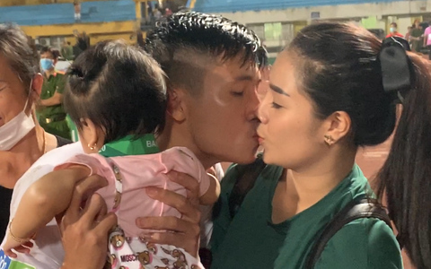 Bùi Tiến Dũng hôn Khánh Linh say đắm, sóng gió gia đình đã trôi qua Ảnh 2