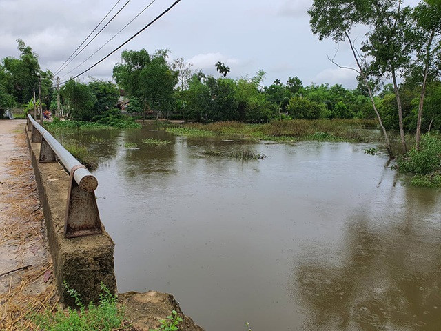 Khúc sông nơi cháu bé gặp nạn. Ảnh: Dân Trí