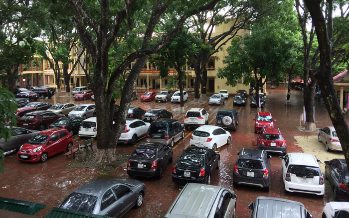 Dàn xe ô-tô đậu kín sân trường tại ngày họp phụ huynh ở Ninh Bình khiến dân mạng trầm trồ Ảnh 2