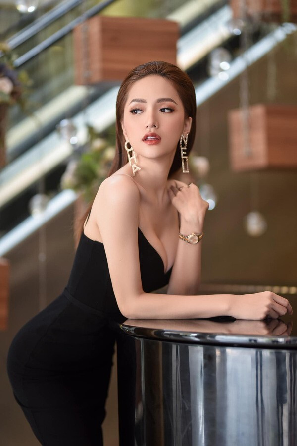 Với bộ váy đen đơn giản, combo hoa tai Chanel cùng đồng hồ Rolex Datejust giá hơn 300 triệu đồng theo tông vàng tạo thành điểm nhấn, thu hút ánh nhìn. 