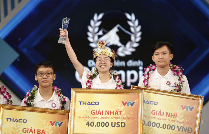 Nữ sinh đến từ Ninh Bình xuất sắc bước lên bục cao nhất của Đường lên đỉnh Olympia năm thứ 20 theo một cách đầy thuyết phục. Ảnh: Đinh Tùng/VnExpress