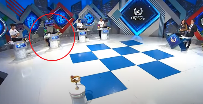 Nam sinh đến từ Đắk Lắk có hành động bất ngờ trước khi bước vào phần thi Về đích. Ảnh chụp màn hình