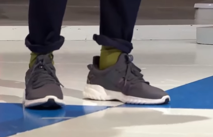 Đôi tất màu xanh của bố Quốc Anh được nam sinh này xem như là nguồn động lực to lớn trước phần thi quyết định của mình. Ảnh chụp màn hình