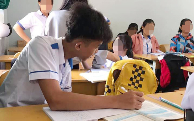 Giáo viên yêu cầu thảo luận theo cặp nhưng bạn cùng bàn lại vắng mặt, nam sinh có pha xử lý khiến CĐM cười ngất Ảnh 2