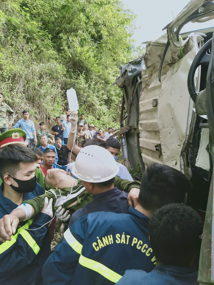 Lực lượng chức năng đưa tài xế ra ngoài.