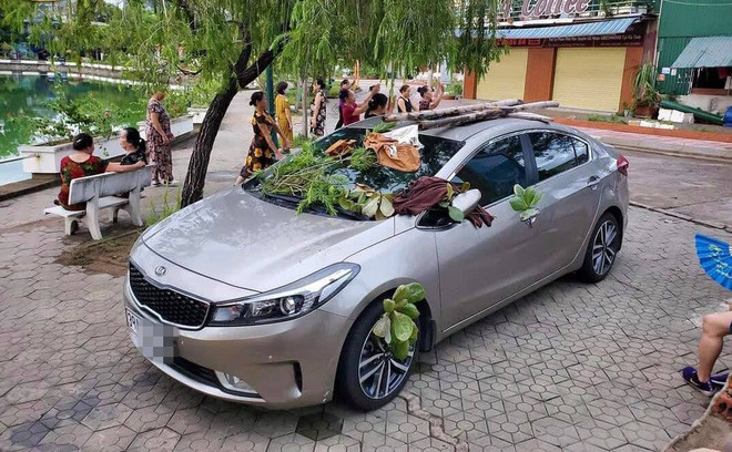 Khắp xe đều được phủ đầy nào cành cây, giẻ lau, gạch đá...