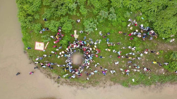 Thi thể nạn nhân được đưa lên bờ.