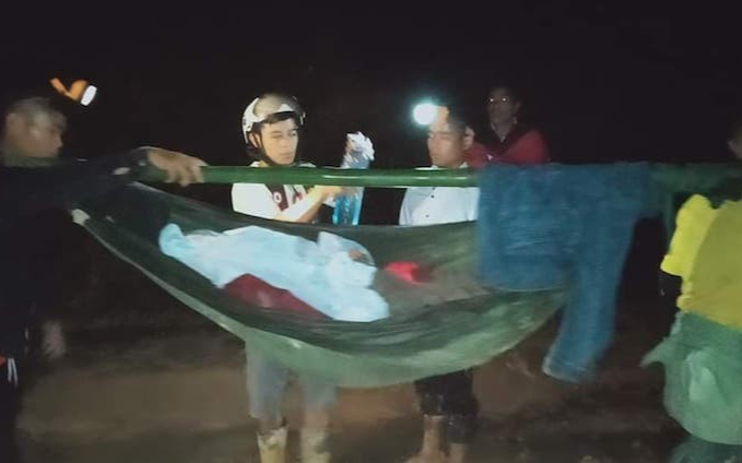 Sạt lở đường do bão, 16 thanh niên khiêng cô gái vượt gần 40km đi cấp cứu Ảnh 2