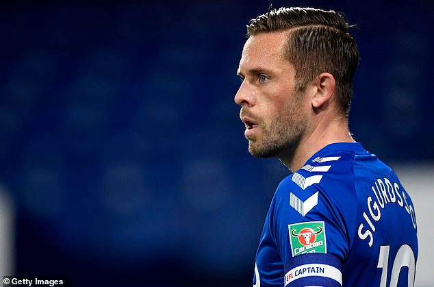 Gylfi Sigurdsson nén nỗi đau thi đấu cho Everton.