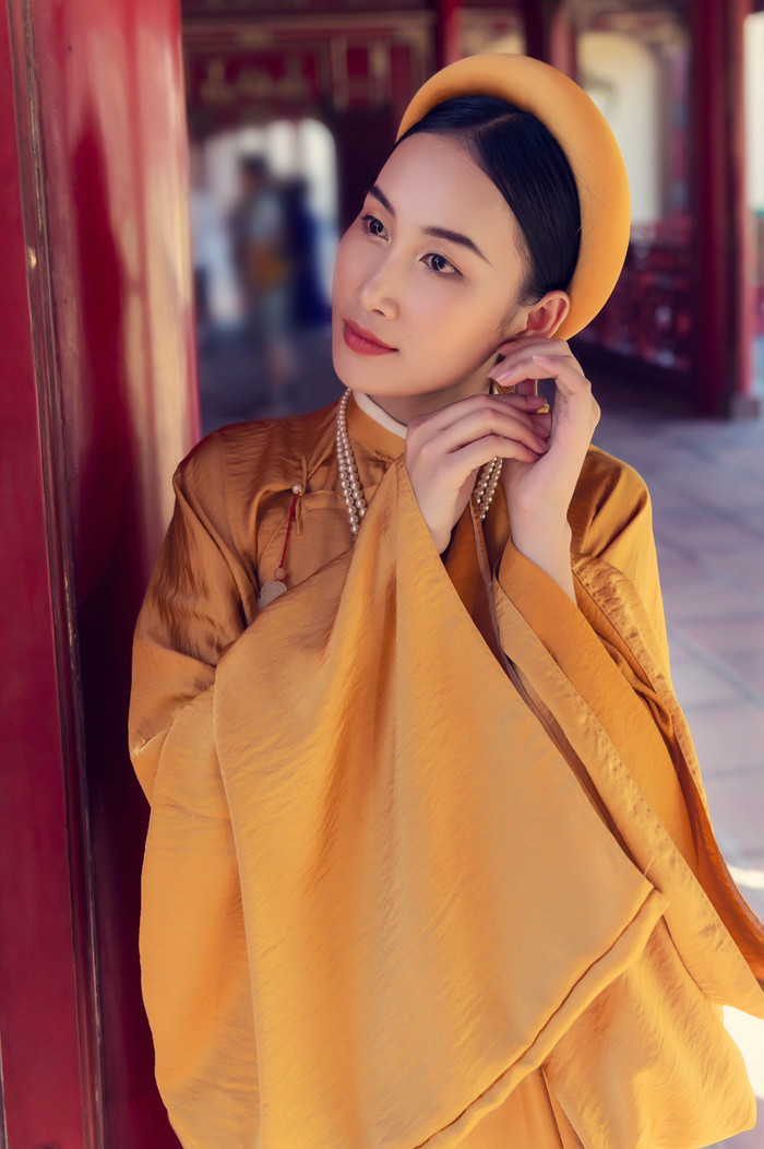 'Miss Eco Vietnam' Đoàn Hồng Trang diện áo Tấc, vẻ mặt khiêm cung giữa Kinh Thành Huế Ảnh 9