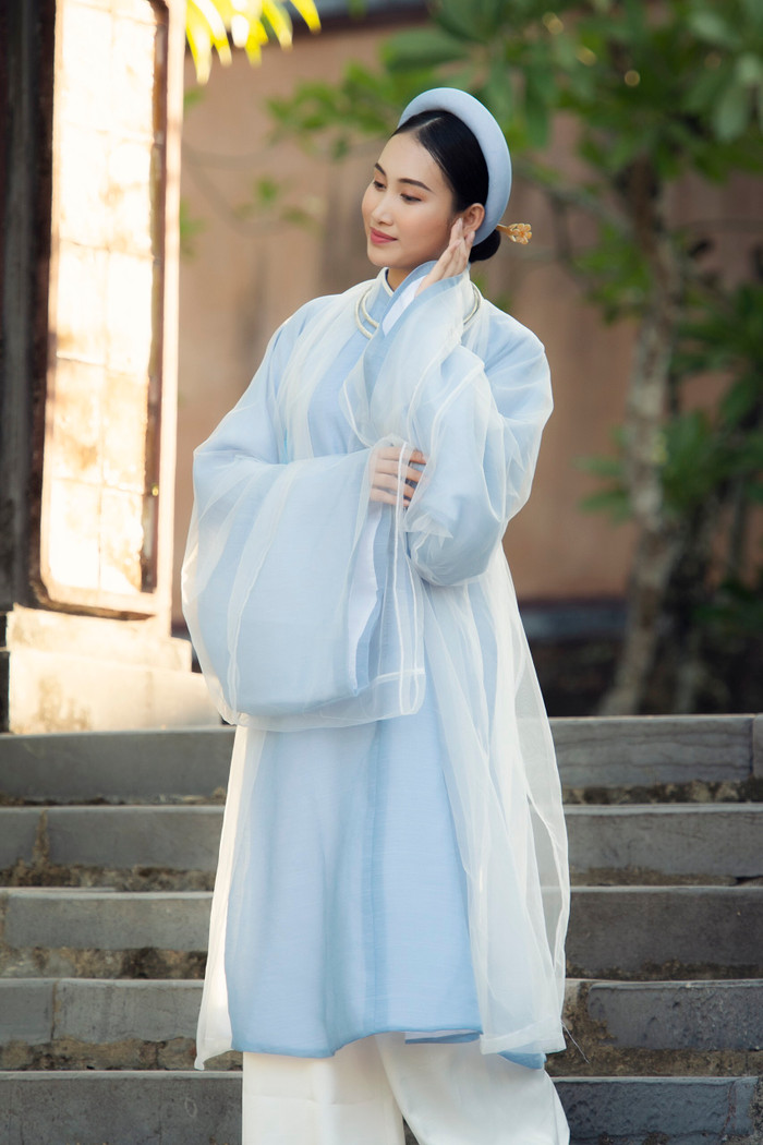 'Miss Eco Vietnam' Đoàn Hồng Trang diện áo Tấc, vẻ mặt khiêm cung giữa Kinh Thành Huế Ảnh 1