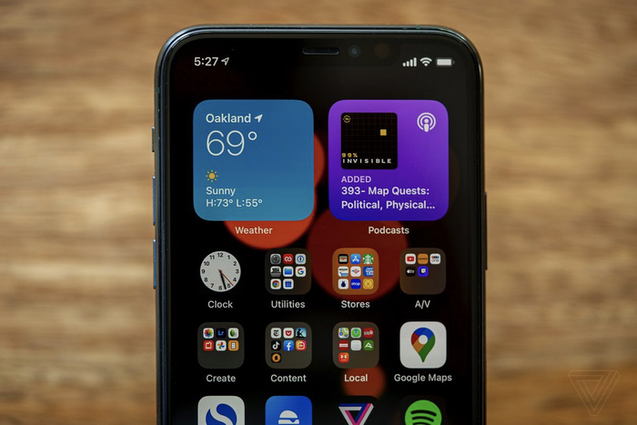 iOS 14 mới mang đến nhiều thay đổi nhờ hỗ trợ các widget có thể tùy chỉnh. (Ảnh: The Verge)