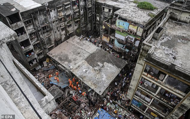 Tan hoang hiện trường sập chung cư 3 tầng ở Ấn Độ khiến ít nhất 10 người chết Ảnh 2