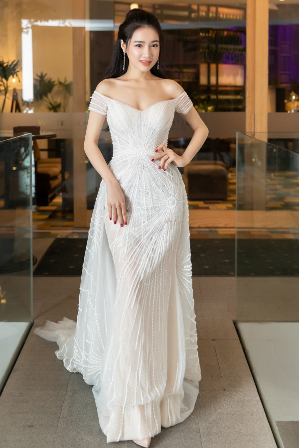 Lợi thế vòng 1 đẫy đà nên Nhã Phương cũng thường diện kiểu váy gây thương nhớ như này xuất hiện trước công chúng 