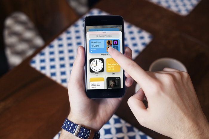 Theo những người dùng này, widget đồng hồ trên iPhone của họ hiển thị múi giờ ở Cupertino (California, Mỹ). (Ảnh: iDownloadblog)