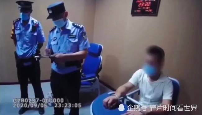 Nam thanh niên tại đồn cảnh sát. 