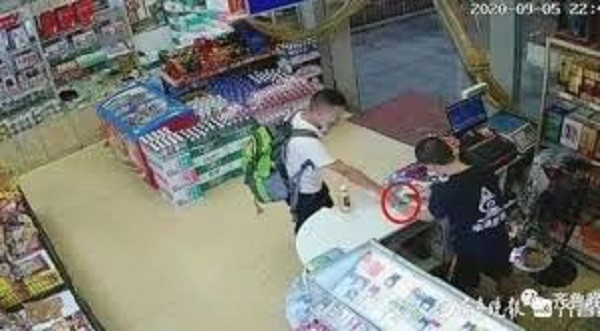 Nam thanh niên đi cướp để vào tù. 