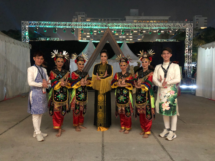 Đỗ Hải Ảnh (đứng giữa) trong một lễ hội tại Jakarta