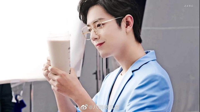 Tiêu Chiến trong mẫu quảng cáo mới nhất: Bị chỉ trích 'cưa sừng làm nghé', 30 tuổi mà vẫn còn chu môi Ảnh 4