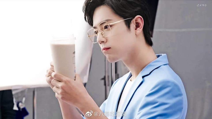 Tiêu Chiến trong mẫu quảng cáo mới nhất: Bị chỉ trích 'cưa sừng làm nghé', 30 tuổi mà vẫn còn chu môi Ảnh 3