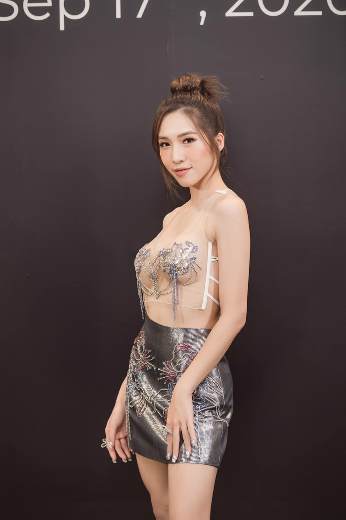 Emily làm người hâm mộ 'nóng mắt' với thiết kế trong suốt, chẳng cần cắt xẻ vẫn khoe trọn vòng 1 khủng.