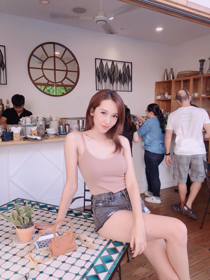 Cùng diện style gợi cảm, Emily 'chặt đẹp' Huyền Baby với áo trong suốt khoe trọn vòng 1 quyến rũ Ảnh 9