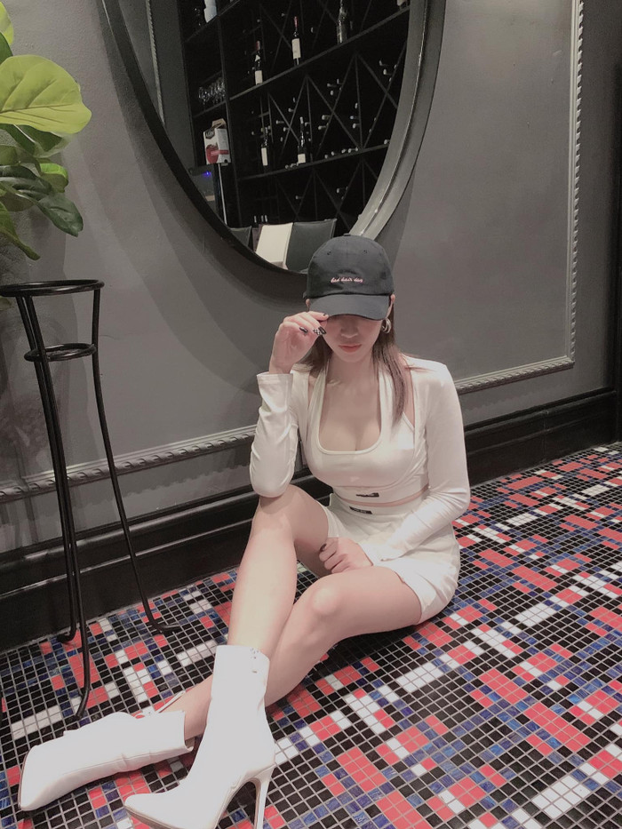 Emily thường chọn những bộ cánh ôm sát khoe trọn đường cong, kết hợp phụ kiện bắt mắt thể hiện cá tính mạnh mẽ