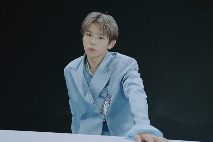  Shotaro lại nổi bật với mái tóc trắng bạch kim.