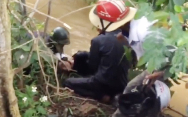 Người dân đưa thi thể nạn nhân lên bờ. Ảnh: Zing.vn