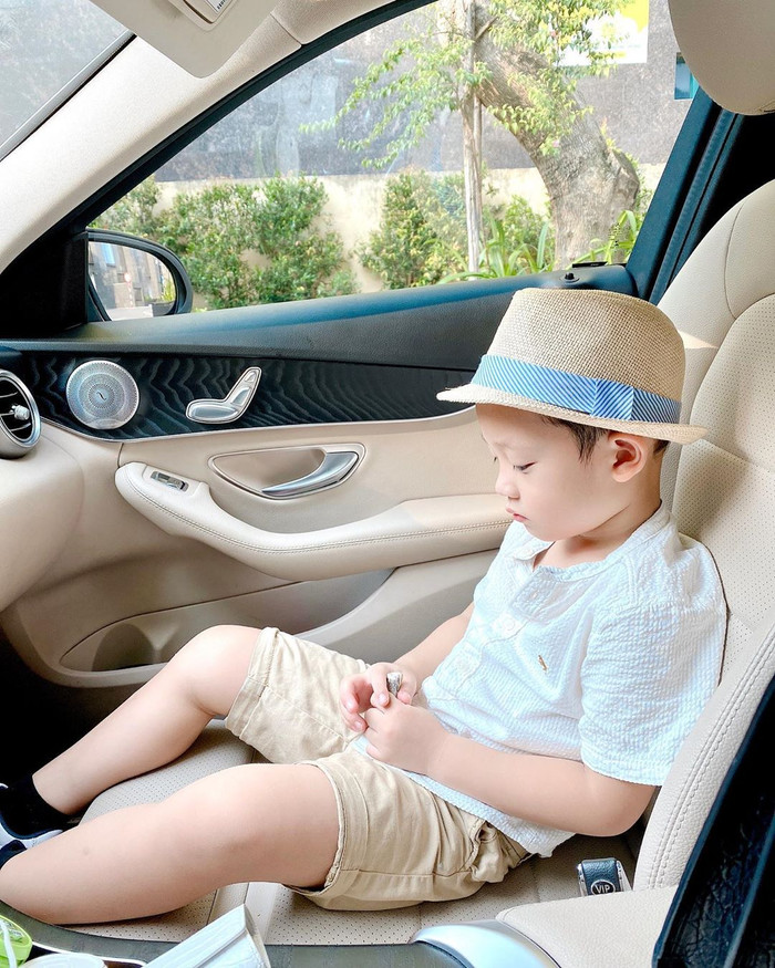 Khoảnh khắc cực yêu: Con trai Ly Kute líu lo hát 'Mẹ yêu ơi' dù đang gật gà vì buồn ngủ Ảnh 7