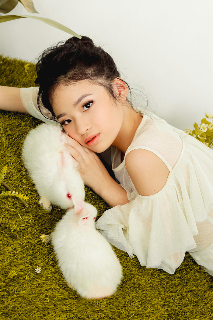 Mẫu nhí Bảo Hà hoá chị Hằng, chụp ảnh ngọt ngào cùng thỏ ngọc Ảnh 2