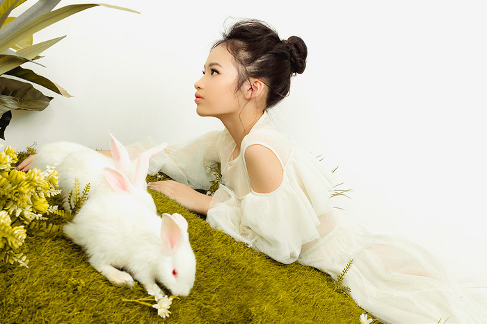 Mẫu nhí Bảo Hà hoá chị Hằng, chụp ảnh ngọt ngào cùng thỏ ngọc Ảnh 3
