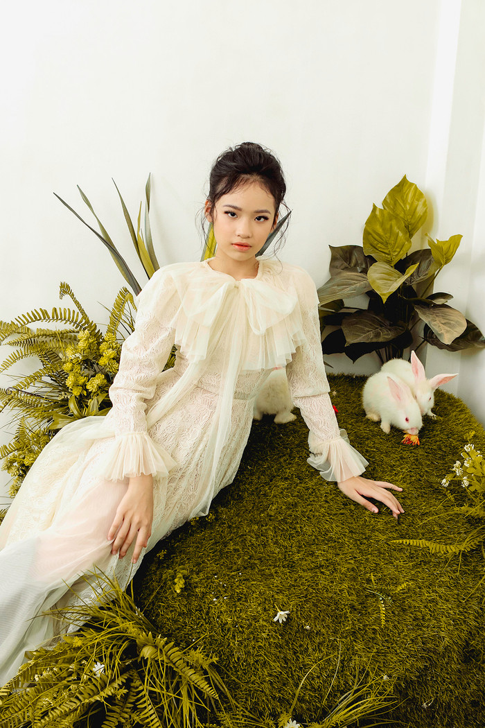 Mẫu nhí Bảo Hà hoá chị Hằng, chụp ảnh ngọt ngào cùng thỏ ngọc Ảnh 6