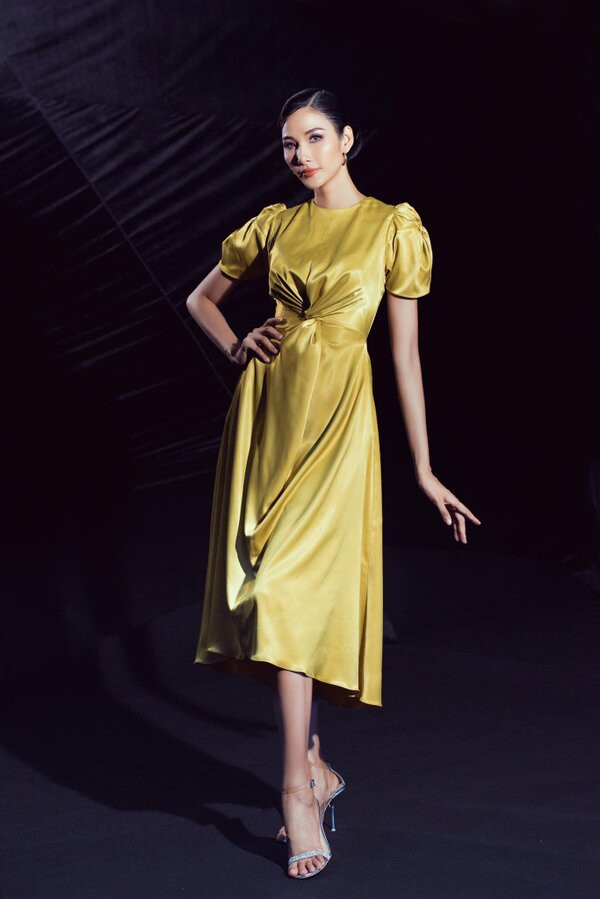 Hoàng Thùy chọn cho mình phong cách nhẹ nhàng mềm mại với chiếc váy xoắn ngực.