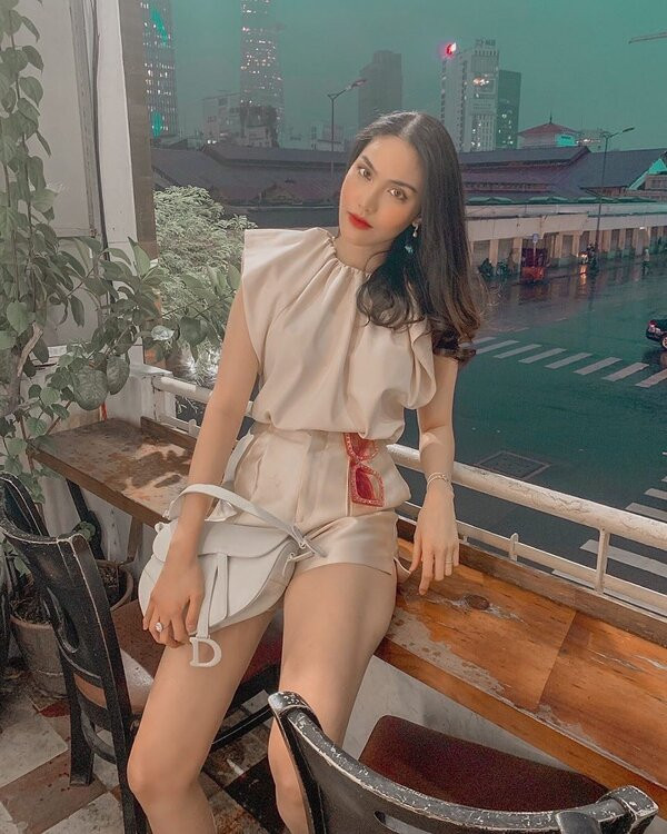 Lan Khuê chọn cho mình sắc hồng ngọt ngào, chất liệuvảii bóng nhẹ khi xuống phố.