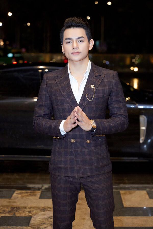 Nếu không muốn chọn sắc đen, các chàng trai hoàn toàn có thể thử nghiệm tông màu họa tiết khác cho blazer, miễn tự tin với nó là được. 