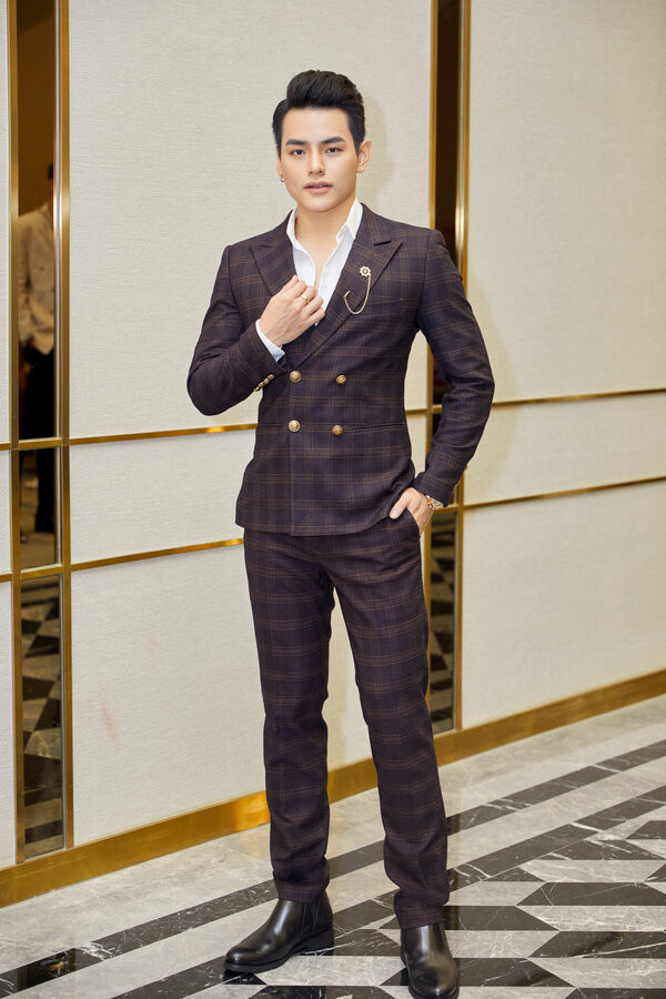 Nam ca sĩ Tino mạnh mẽ cùng vest và quần họa tiết ca rô trẻ trung. 