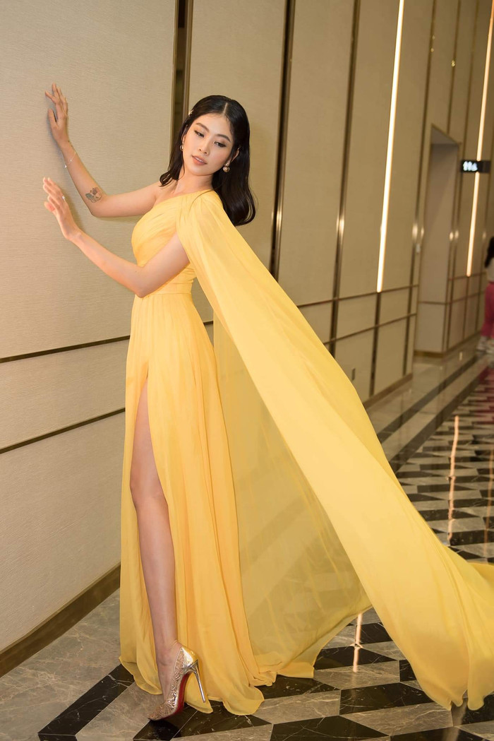 Nam Anh đẹp ngọt ngào trong chiếc váy vàng có đường xẻ cao, phần tà dài phía sau giúp cô nàng thêm uyển chuyển.