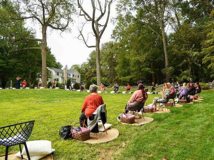 Thông thường, người tham dự tuần lễ thời trang New York sẽ phải xếp hàng dài và ngồi trong hội trường chật cứng. Năm nay, khách mời tại show Christian Siriano vừa được hít thở không khí trong lành vừa đảm bảo giãn cách xã hội.   