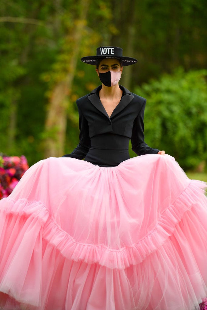 Christian Siriano tìm thấy nguồn cảm hứng cho bộ sưu tập từ các phong cách đặc trưng của thập niên 80 và 90. Giống các nhà thiết kế khác, anh cũng gắn chữ VOTE lên trang phục để vận động người dân nghiêm túc với cuộc bầu cử tổng thống. 