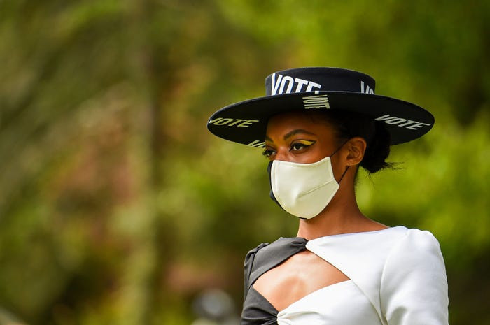 Chiếc khẩu trang có chữ VOTE được bán với giá 35 USD (811,160 VNĐ).